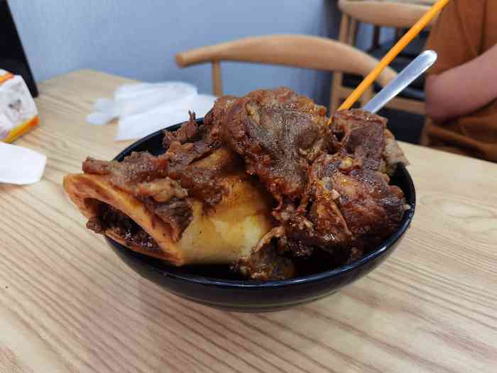 奋斗骨牛骨饭"在家附近的一家小店,虽然店面不是很惹眼.