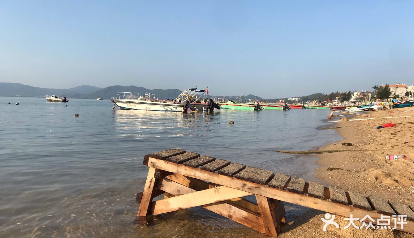 较场尾的沙滩餐饮配套很不错的不时就来玩一下