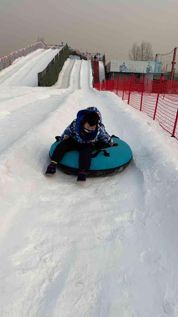 西山冰雪乐园售票处-"在西山滑雪场的对面,刚望过去挺