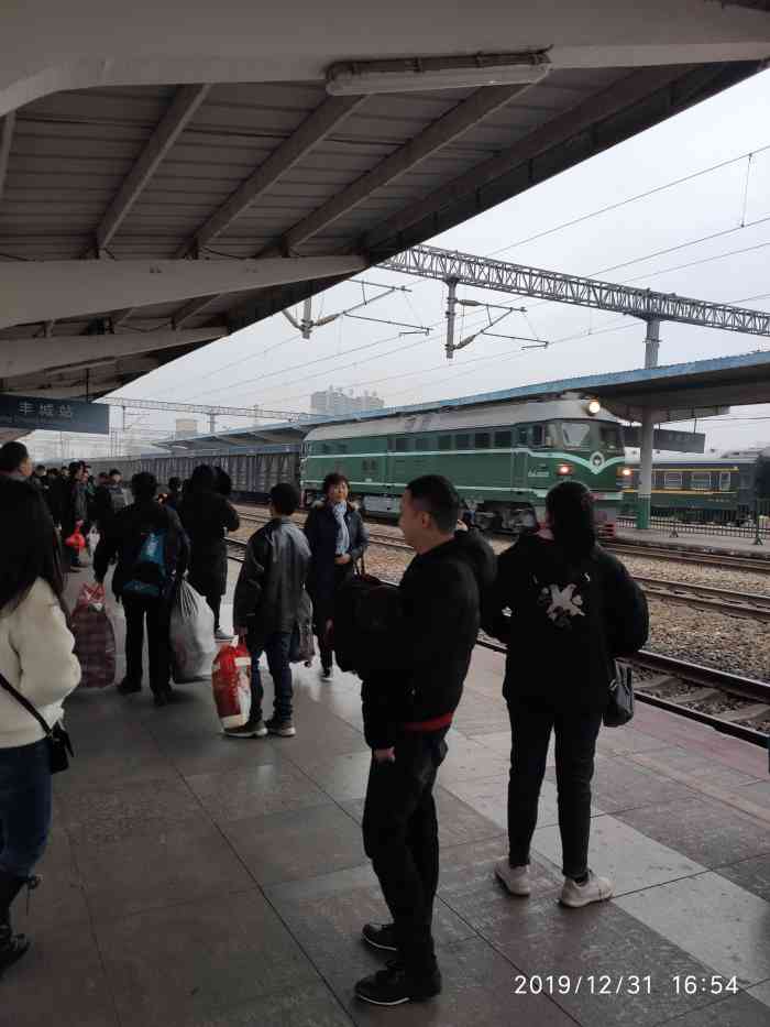 丰城站"丰城火车站位于丰城市站前入上面一看就是实.
