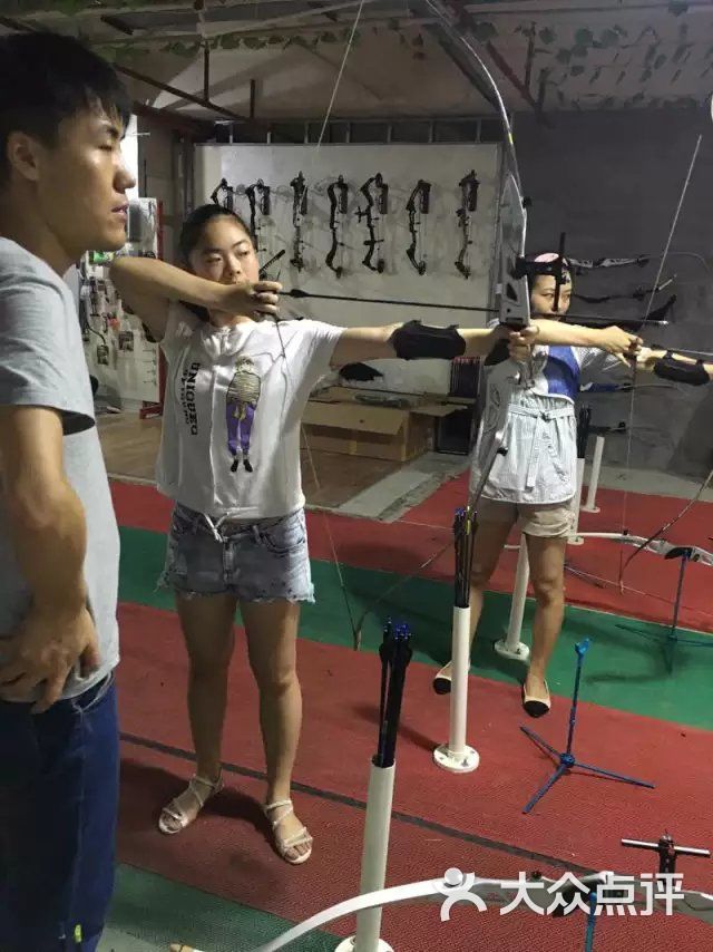 体育堡垒运动俱乐部-一起玩飞鸟-上海射箭健身图片之夜为什么在高处可以跳伞图片