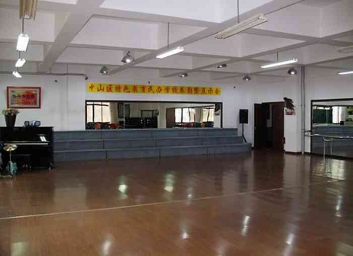 大连明星小学-"明星小学,在青云林海附近,青云街不二.