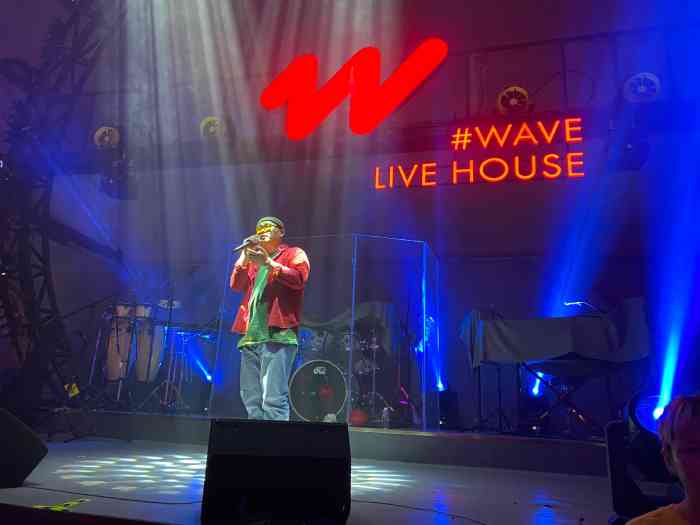 wave live house-"[樱花]特色:火爆全昆明!趁着朋友生日终.