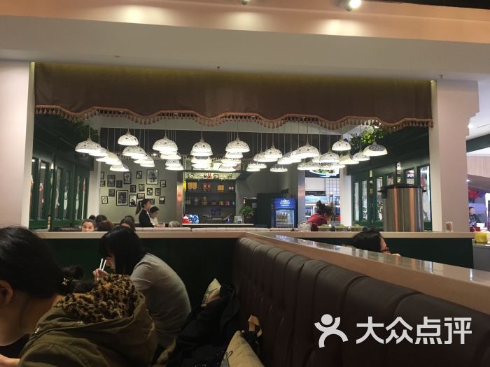 匆匆忙忙办完事赶到凯德已经9点了,好几个吃饭的店都闭餐了。炉堂还能接待于是进去了,朋友说他家的酸菜鱼特别好吃。 酸奶北海道番薯,好清爽特别的可以当做甜点的菜,在一桌辣口味中显得尤为小清新,凉凉的糯糯的甜甜的。 川北凉粉,很滑不容易夹起来要用勺子帮忙,口感不够沁凉也不够入味。 担担面,朋友说面是店家从台湾空运来的,每人点了一份,但是拌了以后吃起来味道偏淡,朋友跟店家要了辣酱拌,据说辣酱很不错哦。 号称武汉第二好吃的酸菜鱼,鱼片确实都嫩滑不用咽都能直接滑到喉咙里,里面还有黄瓜,我们额外加了娃娃菜和土豆粉。我想