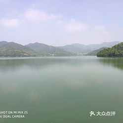 镇海区九龙湖镇汶溪村境内,我们开车去秦山村路过水库大坝特意停车