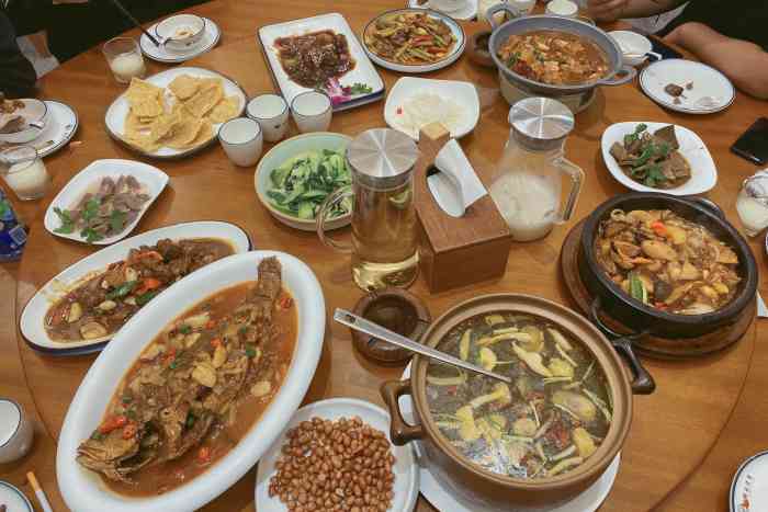 今天过生日家里人订在了这里,饭店名字叫(颐朵佳宴)♀名字很好听.