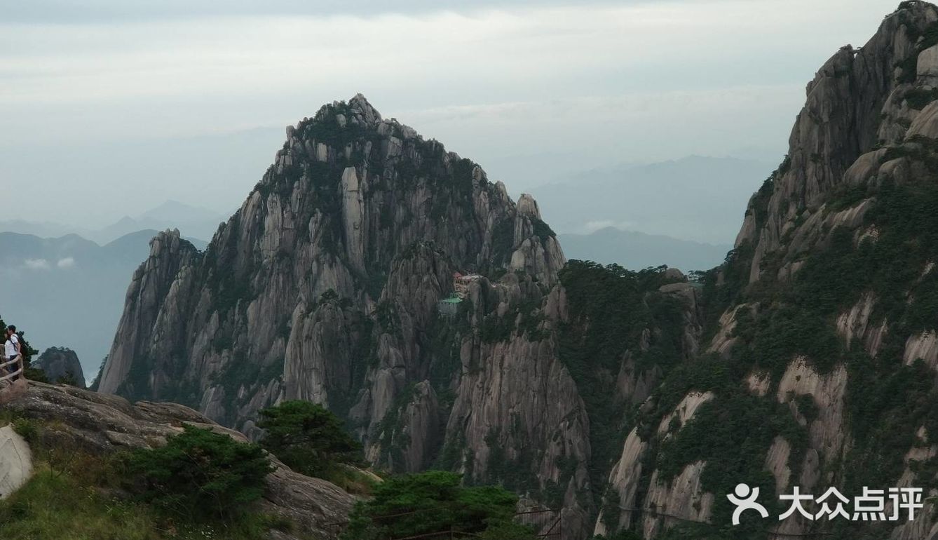 特别惊险的是天都峰,那个陡峭啊,得万分小心