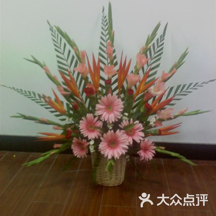 中级插花综合花材扇形花篮                 爱上有肉的世界