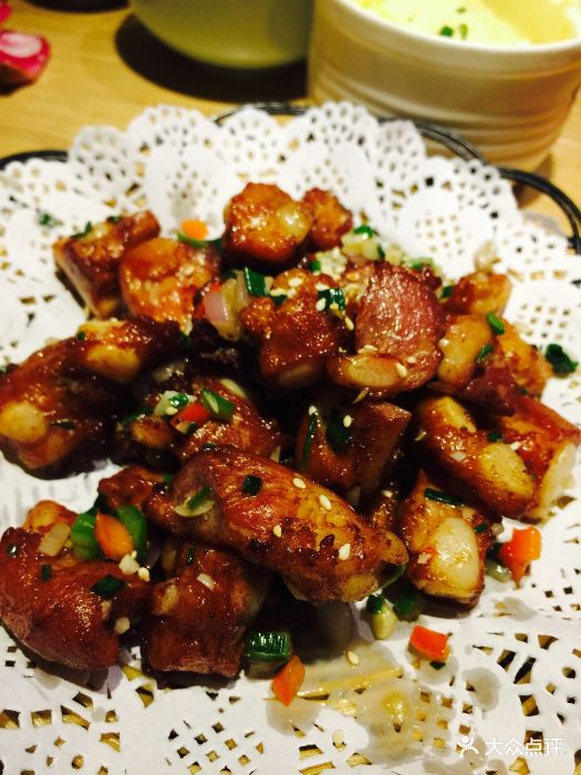 小菜园在当地人口碑非常好,客人进门服务员.