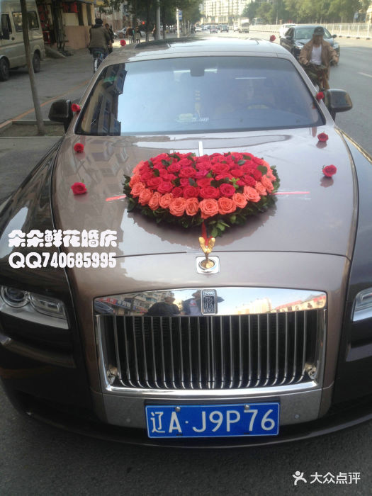 朵朵鲜花庆典心形婚车图片