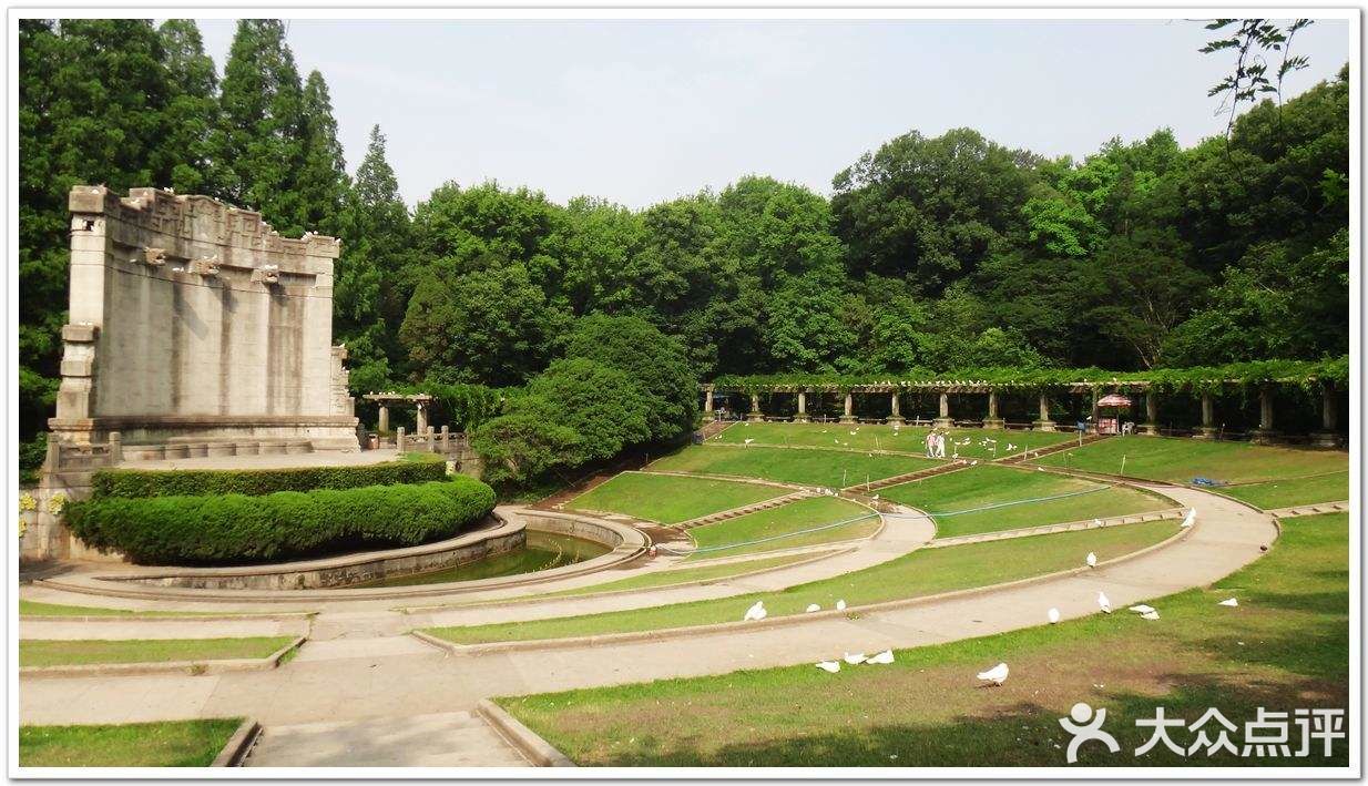 南京中山陵风景区音乐台位于中山陵广场南建于193