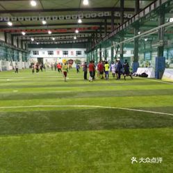 搜客室内足球馆停车场