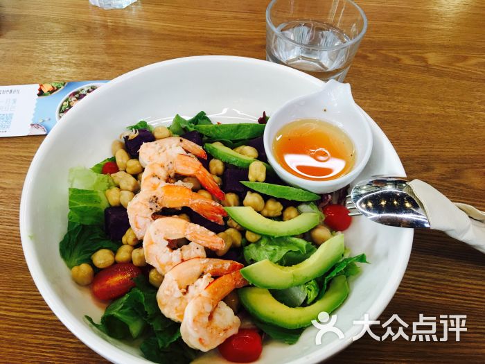 中午吃过饭后,出现有点消化不良的饱饱感 想到,也该是时候开始用517吃货节的券去消消腻了 这家就在变形金刚那个门的左侧方 有室外的位置,不过,我觉得现阶段烈日对着照的大中午,我还是进去室内找位置坐会比较像个正常人 我这不是规避了流大汗像倒水的一幕嘛^_^ 这家的免费餐当时在吃货节上也就换到了一个 酸奶杯冷泡酸奶燕麦杯---- 原价18M,验证前也没有要求额外的消费,服务态度很好,送餐过来的,good~ 选了一杯加蜂蜜,一杯不加蜂蜜的 小小一杯,但是用料还是蛮成功的那种印象 面上有奇脆片、草莓、烤核桃和绿奇