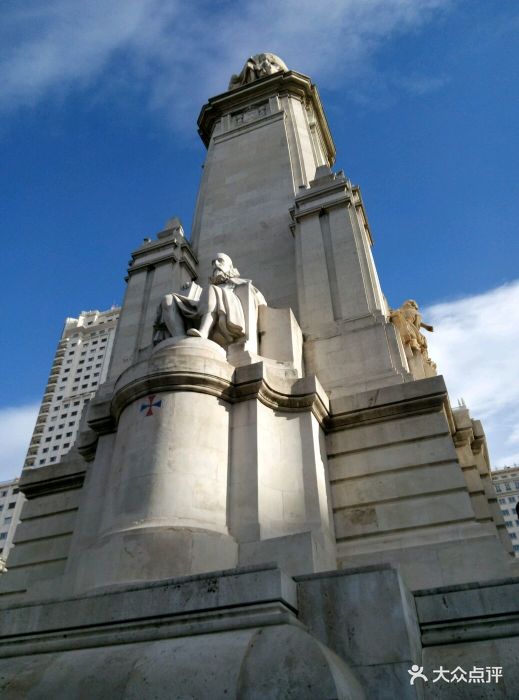 市中心位置的一个广场,有塞万提斯和桑秋的.