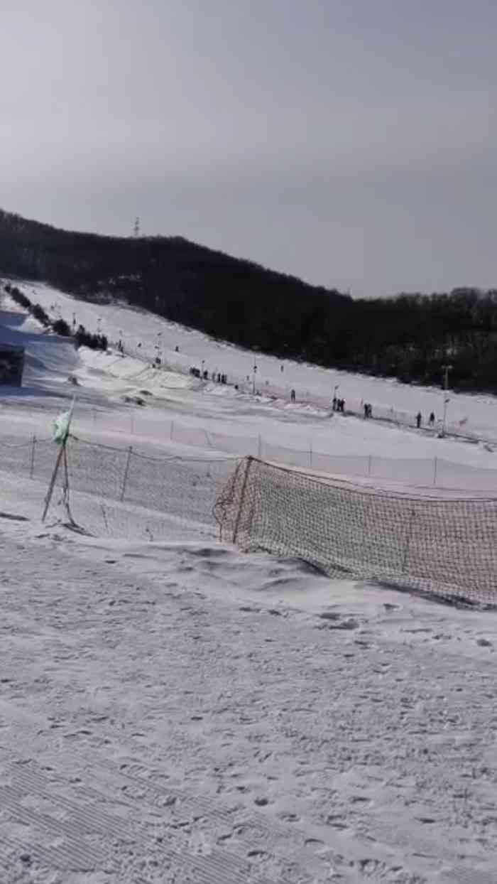 鸣山绿洲滑雪场-"铭山绿洲滑雪场,位于吉林市龙潭区铁