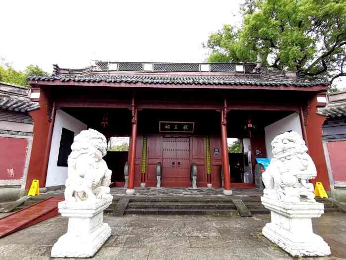 王者襟度-"就在南山路上西湖边,很小的一个景点,旁边.