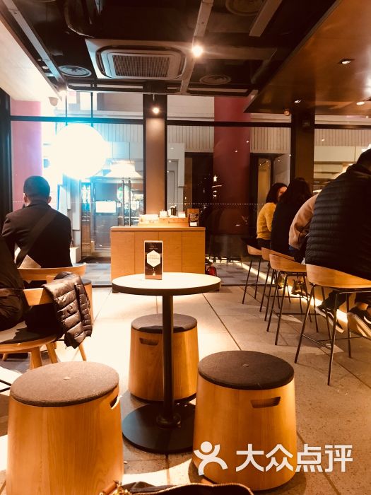 星巴克臻选:这家服务的对象 层次应该要.上海美