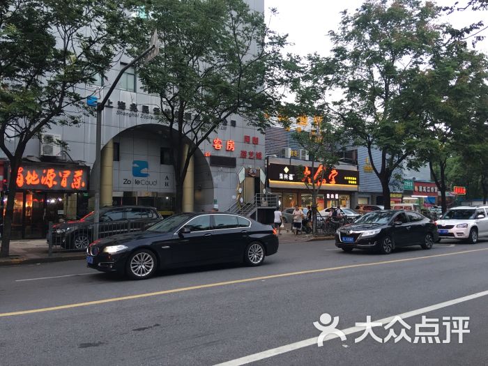 富乐网吧:和大多数网咖的配置一样,环境也.上海