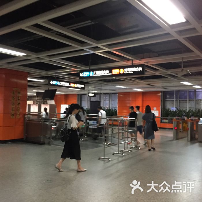 嘉禾望岗-地铁站