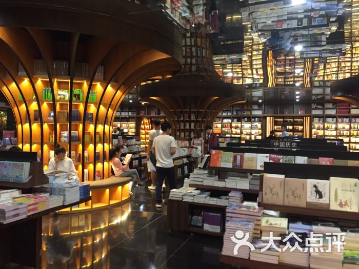 钟书阁(绿地缤纷城店)图片 - 第1张