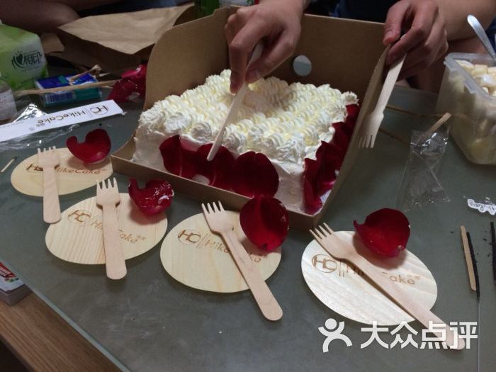4号有小夥伴上课 但是3号晚上才想起来要去订蛋糕 听闻这家好久了