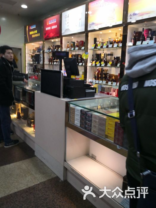 拱北免税店:香烟和化妆品都贵了,不划算。而.珠
