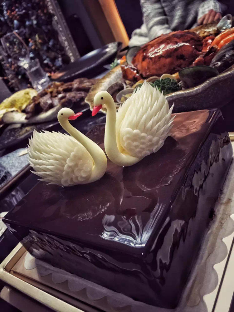 每年的生日蛋糕比选黑天鹅