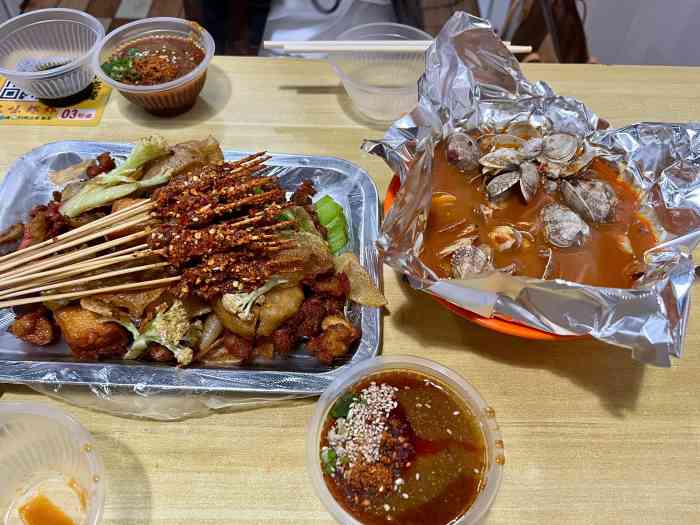 鬼味炸炸(武汉总店"在汉阳钟家村夜市那里,电信营业厅的背面.
