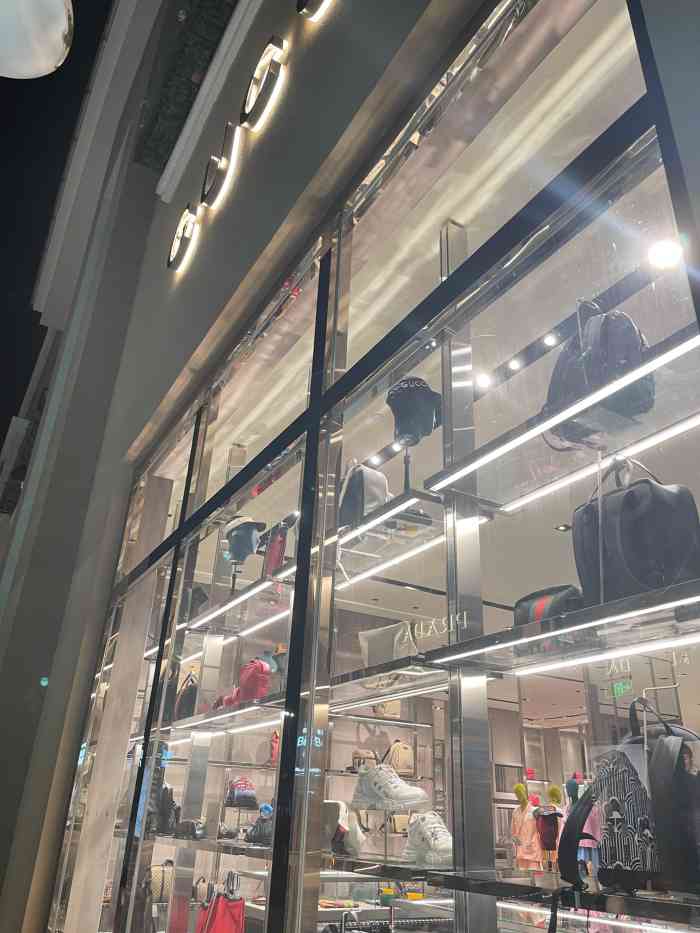 这家gucci就在百联奥特莱斯门口靠近停车场的地方,这家gucci真的是大