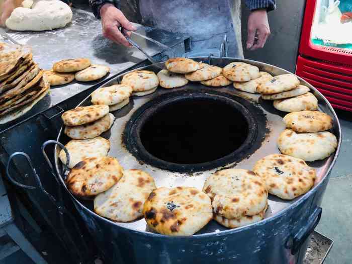 方顺和严州烤饼-"重游梅城古镇,这里的沿街店铺都已经