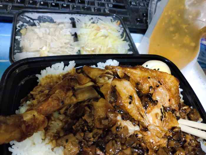 在白下路环北市场对面的美食城.