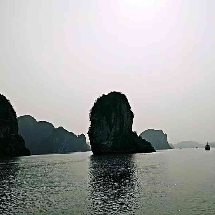 人头石-"春节之旅游篇---越南下龙湾海上桂林的."
