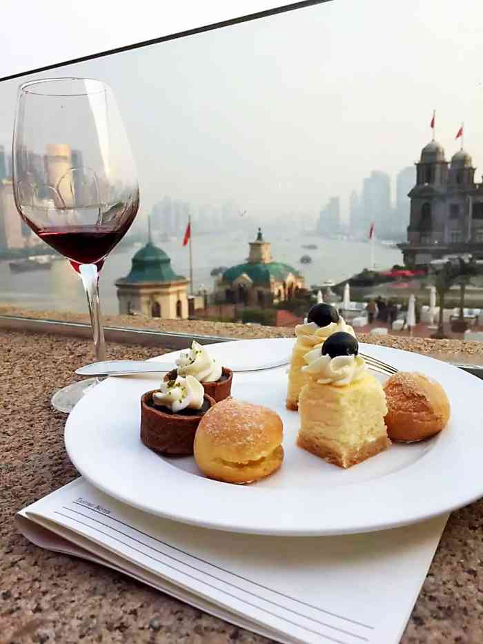 朋友来上海特意点餐厅坐落在外滩的远东第一楼和平饭店