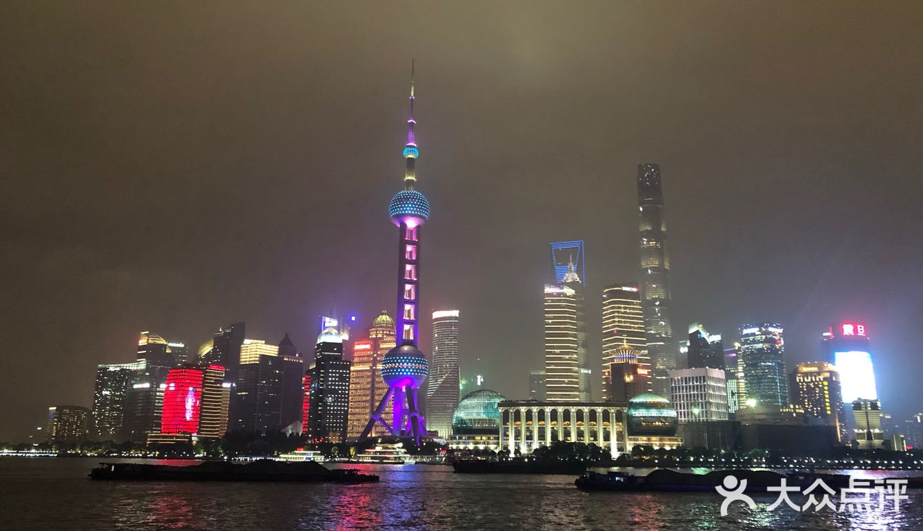 今天发一个上海外滩的风景吧,夜晚的外滩风景还是很美