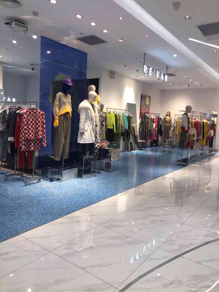 re"van(群光广场店)-"这是一个时尚的女装品牌,在武汉