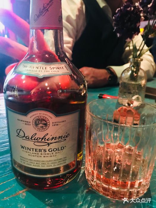 几位老外开几瓶威士忌还有好多啤酒鸡尾酒
