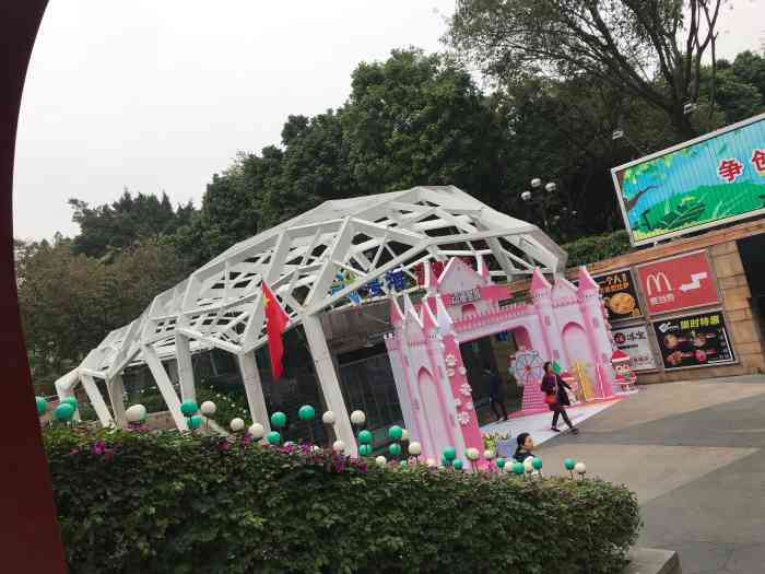 动漫星城-"跟公元前地铁站深度融合的地下商城.里面好
