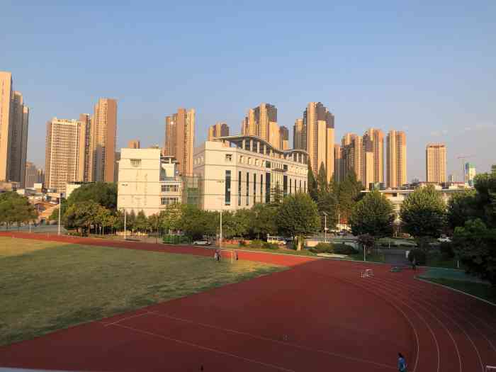 武汉市第十七高中-"据说是硚口区的重点高中,是硚口区的孩子们.
