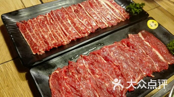 第一次吃不是辣的火锅。还不错!味道算是香甜!牛肉也很专业。每个地方尝起来都不一样!涮菜也很入味!就是价钱确实不便宜!两个人吃了303!用三张卷后补42块!最后差不多200块!唯一不足的就是服务员应该提醒客人点的菜太多或者太少!因为第一次来。不知道菜量 所以点多了很多!这点应该改进!先说环境,还不错,稍微感觉有点挤,但也热闹!再说费用,三个人用了3张代金券,又补了66,价位也还算适中,再来说下味道,典型的潮汕火锅,清淡,秘制料碗比较咸,肉是新鲜肉,口感也还不错,跟另外一家比较,这家汤浓一点,价位高一些,肉和