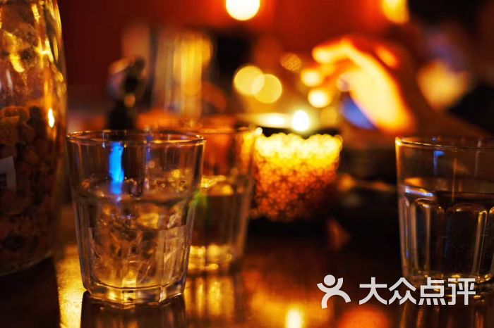 饮完两杯,帅哥调酒师说了句"我觉得明天就不会下雨了,你觉得呢"
