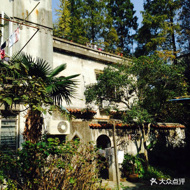 逸村为西班牙式花园住宅,建于1942年,由远.-