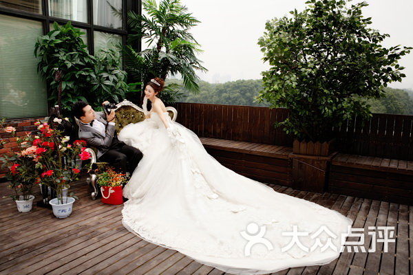 郑州艾德婚纱_艾德莱斯婚纱(3)