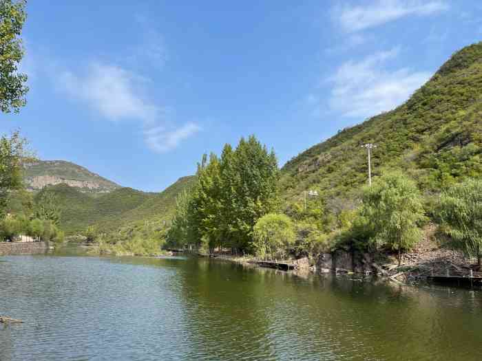 牛角湖-"牛角湖是位于怀柔区西北部的宝山镇,在牛圈.