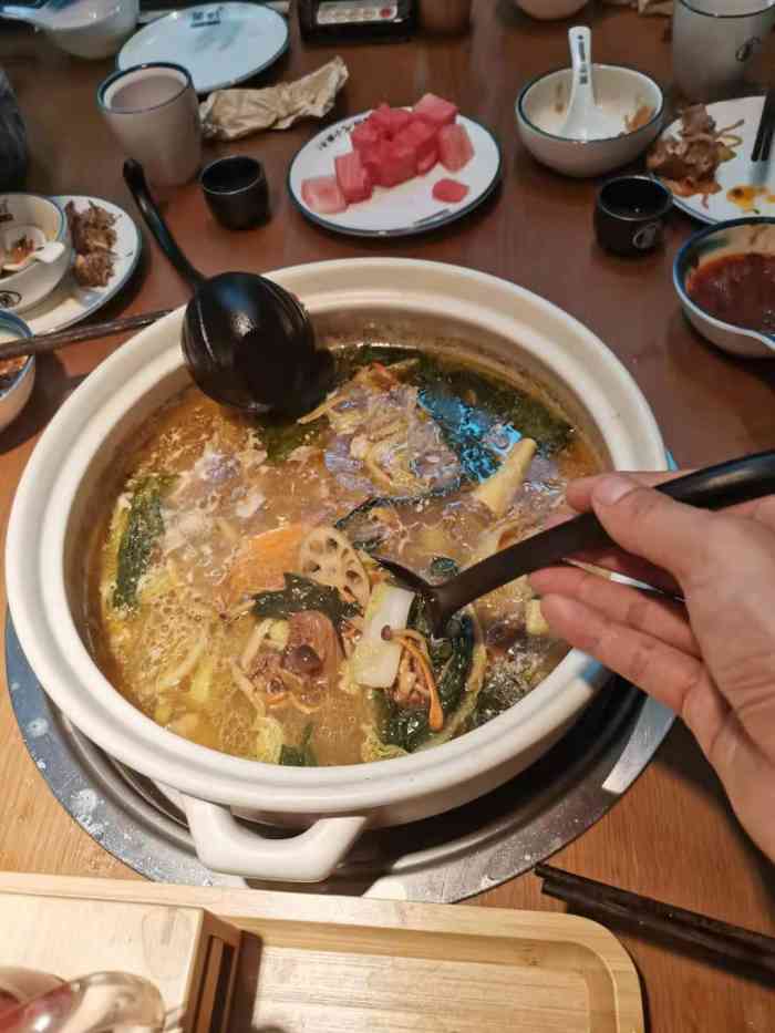 菌彩野生菌火锅(金鹰店)-"[薄荷]环境: 昆明当地朋友