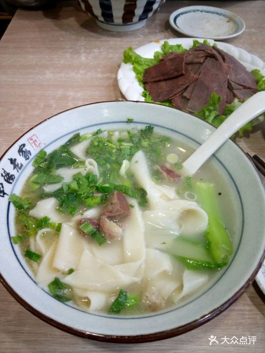 在松江路地铁口,道对面就是甘井子社保中心.