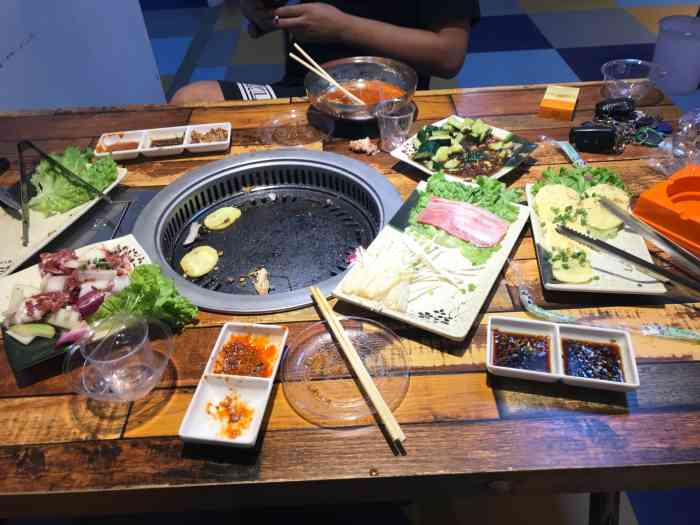 还都算是不错的一家烤肉店,新开业的很干净,两个人绝对能吃的饱饱的