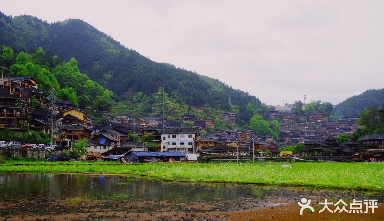 千户苗寨位于贵州省黔东南雷山县是苗族的聚居地