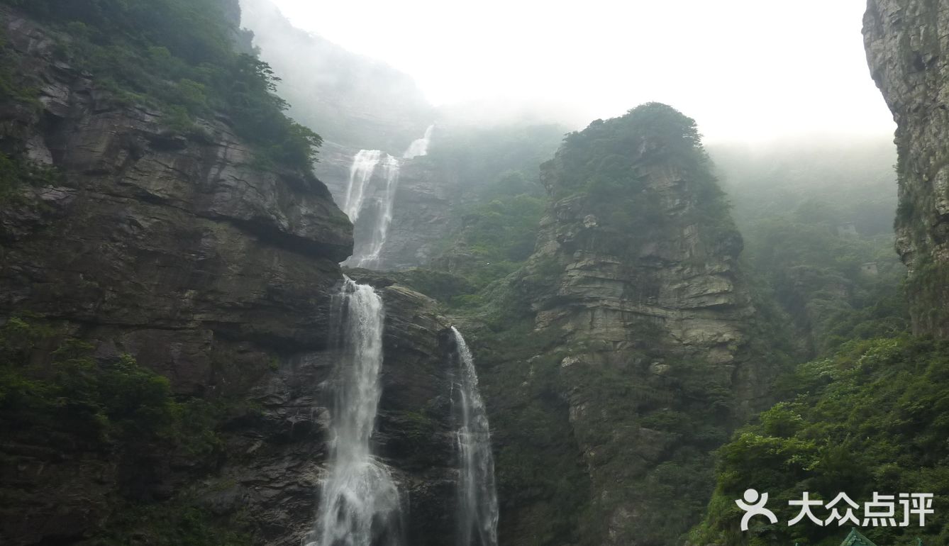 三叠泉瀑布在庐山风景区内被誉为庐山第一奇观