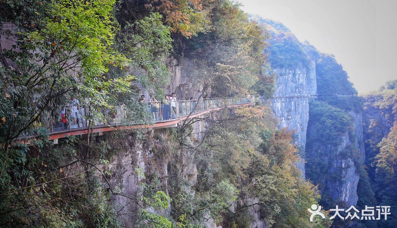 沿着盘山的玻璃栈道走 可以一览大峡谷的美景