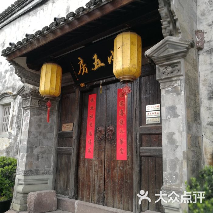 鸣鹤古镇特色商品街
